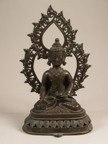 Plastiek van bronzen Boeddha met mandorla, zittend op voetstuk
